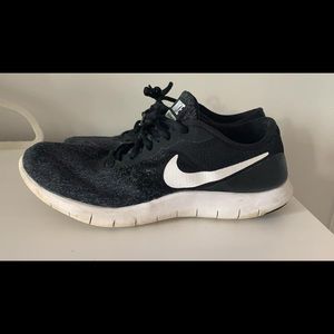Black nike tennis shoes
